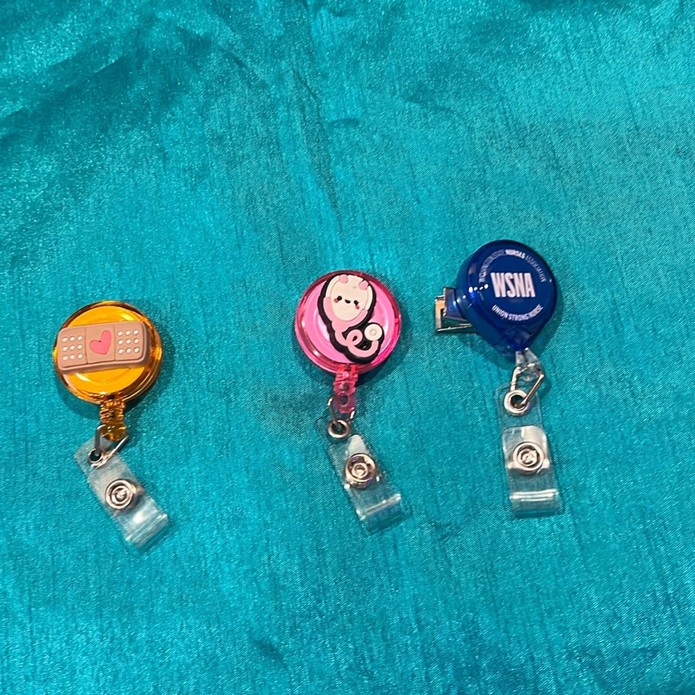 Retractable badge holder